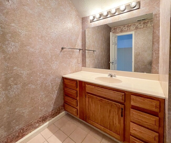 Building Photo - Near Local Shops and Restaurants