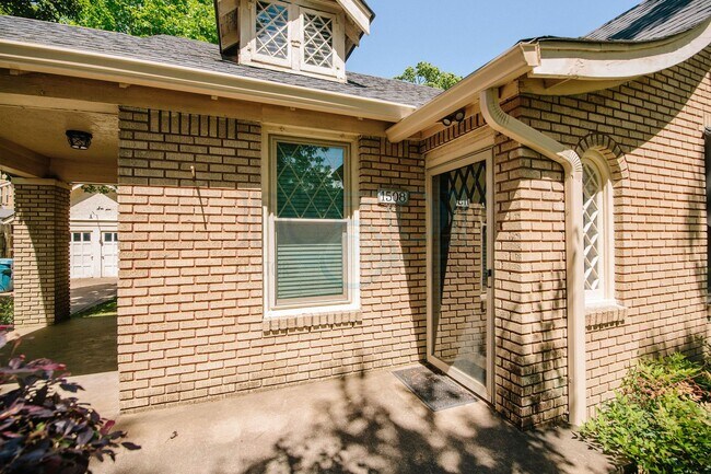 Building Photo - Yellow Bungalow in Hillcrest
