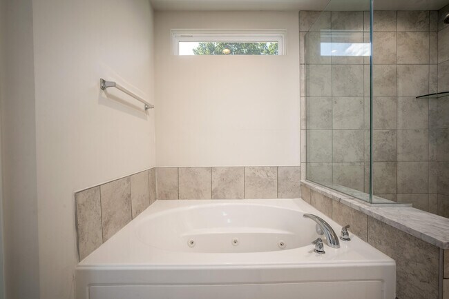 Building Photo - 2825 Dillon Dr