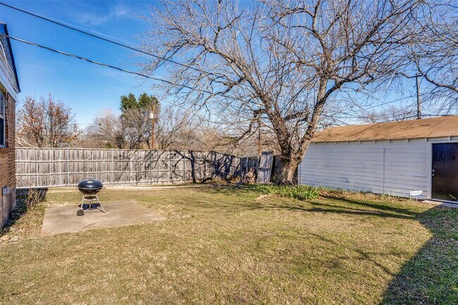 Building Photo - 1026 Cliffdale Ave