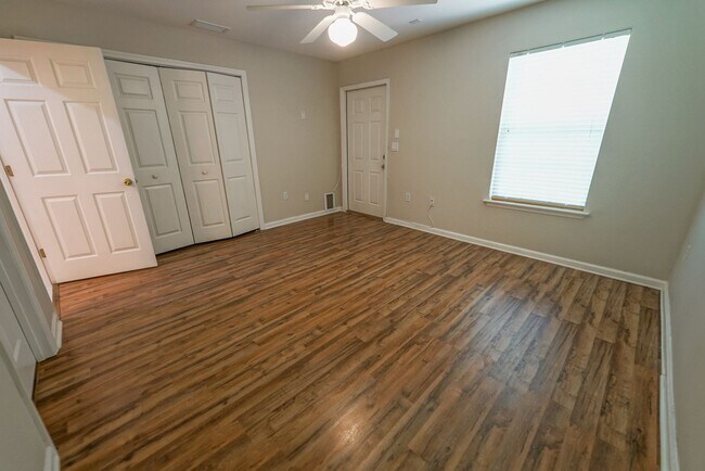 Building Photo - UPDATED 2 Bed / 2 Bath with LOFT in Summer...