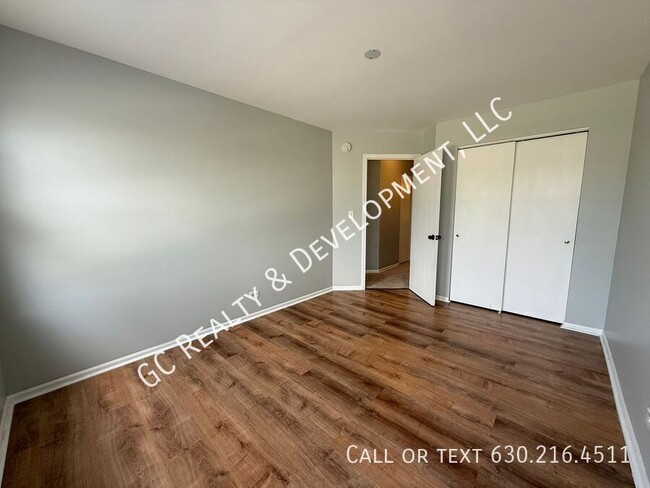 Building Photo - 671 W Streamwood Blvd