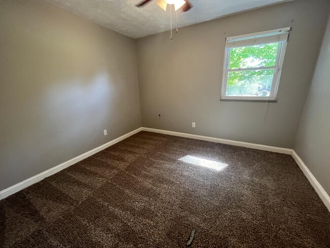 Building Photo - 2731 Birdwell Dr