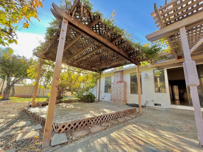 Building Photo - 3520 Pleasant Knl Dr