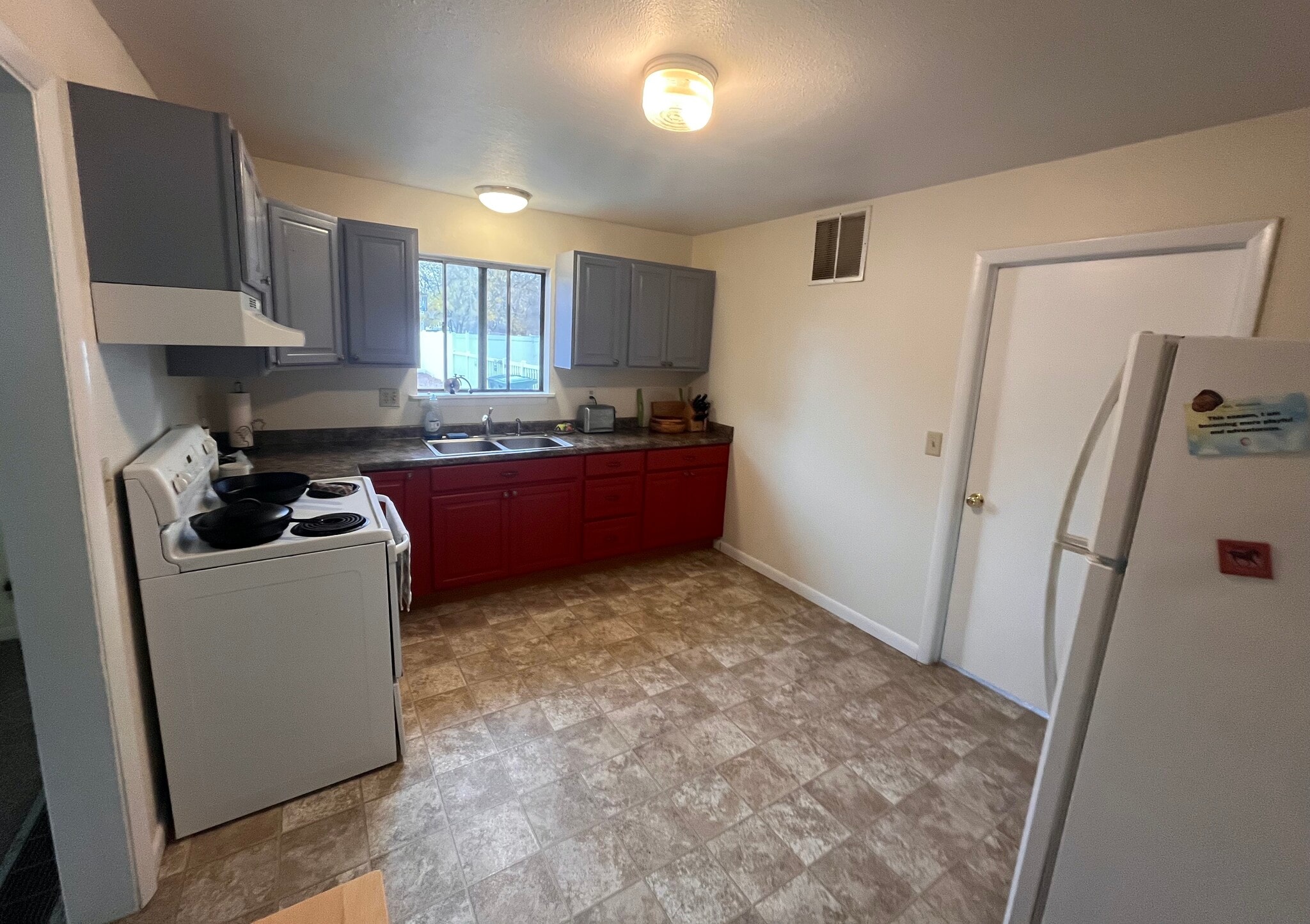 Building Photo - 1520 White Ave