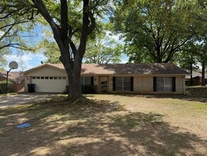 Building Photo - Large 3 Bedroom 2 Bath in PTISD