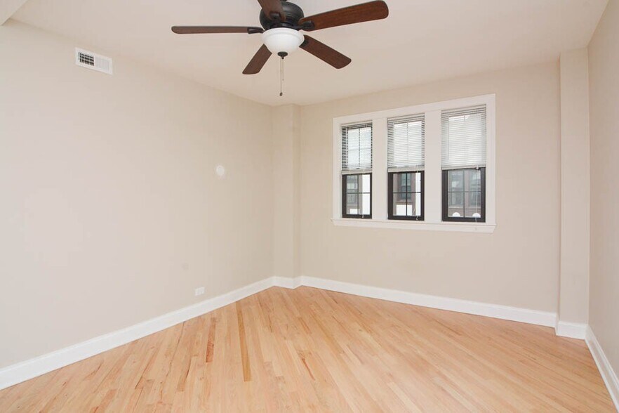 Building Photo - 896 Green Bay Rd