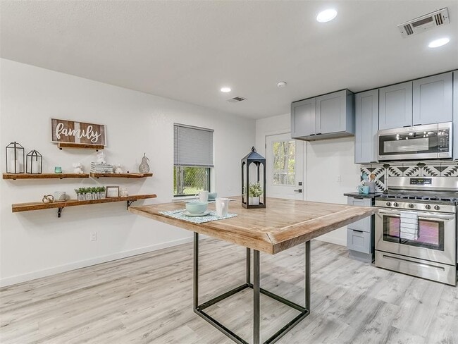 Building Photo - 906 E Comanche St