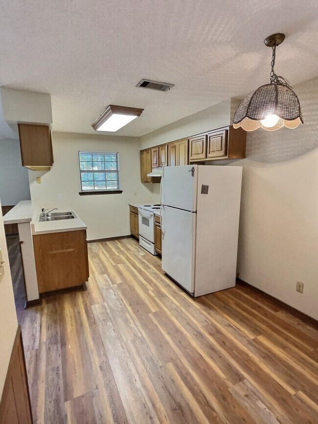Building Photo - 1115 Hickory Dr