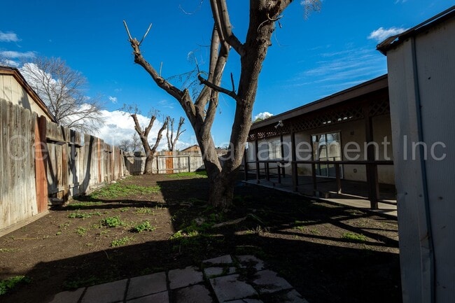 Building Photo - 3 Bedroom, 2 Bath Home - $2100 per month!