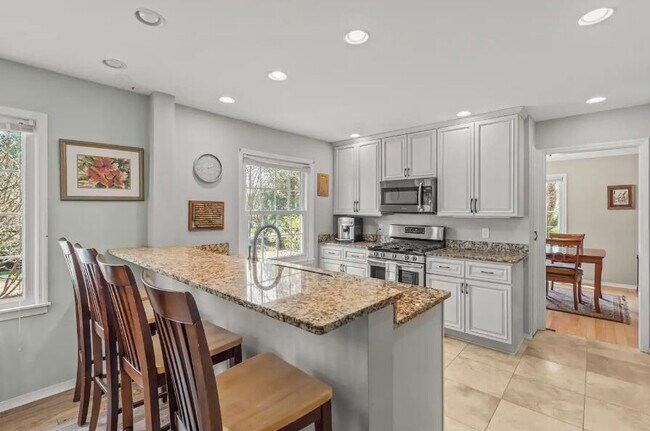 Building Photo - 3223 W Fleur De Lis Dr