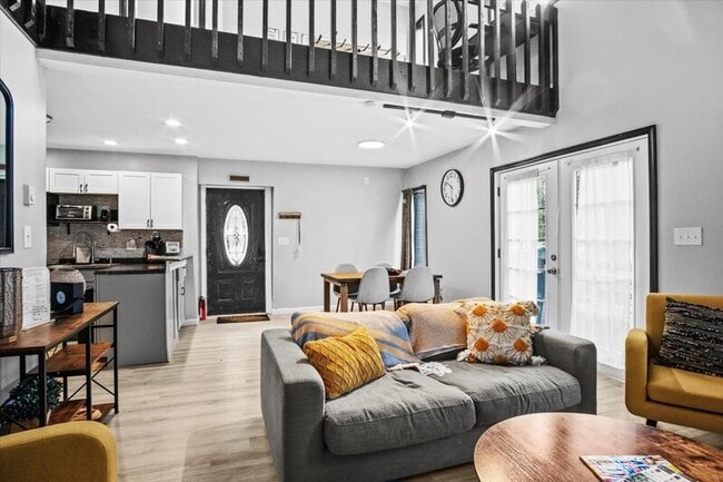 Building Photo - 1150 Country Club Dr