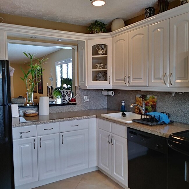 Building Photo - 8045 Eastlake Dr