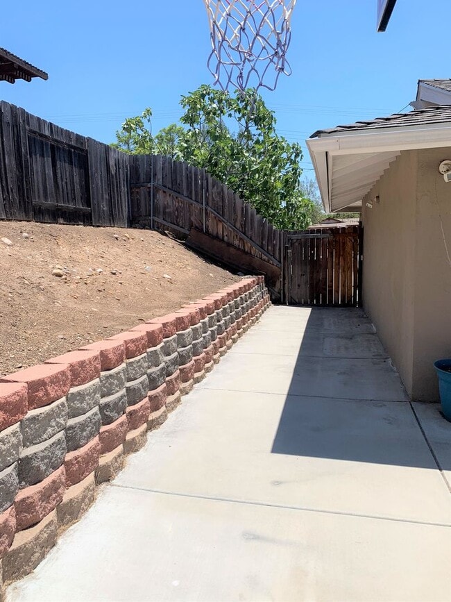 Building Photo - ***BEAUTIFUL 3 BEDROOM, 2 BATH HOUSE COMIN...