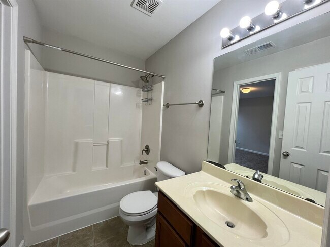 Building Photo - 154 Island Bluff Dr