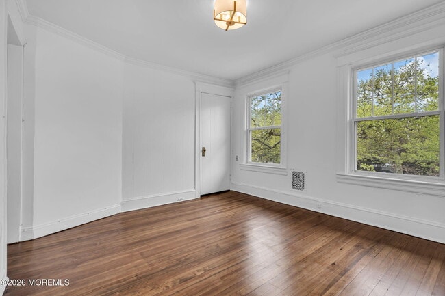 Building Photo - 614 7th Ave