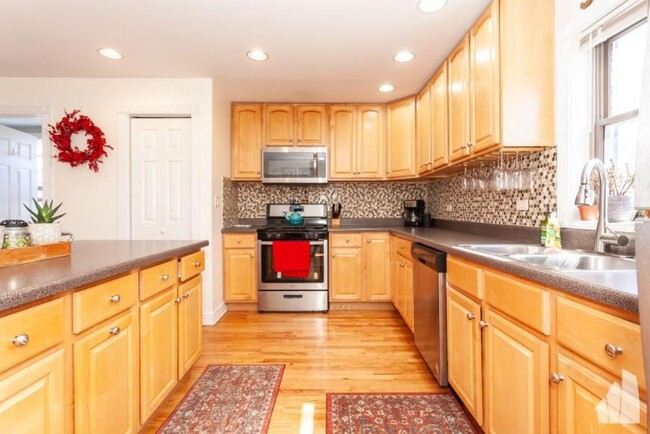 Building Photo - 4 bedroom in Chicago IL 60657