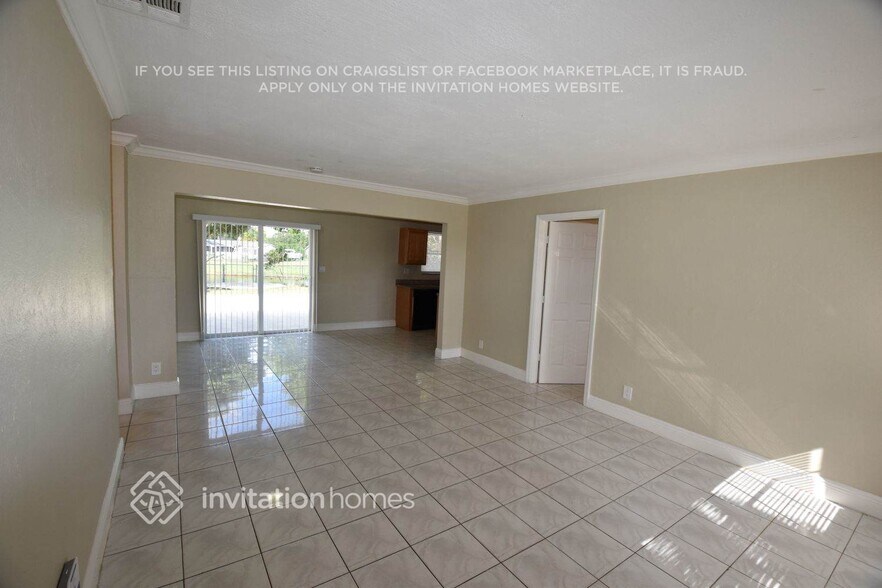 Building Photo - 427 SW 65th Ave