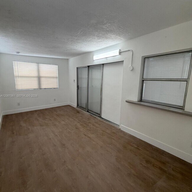 Building Photo - 3932 NW 39th Ave