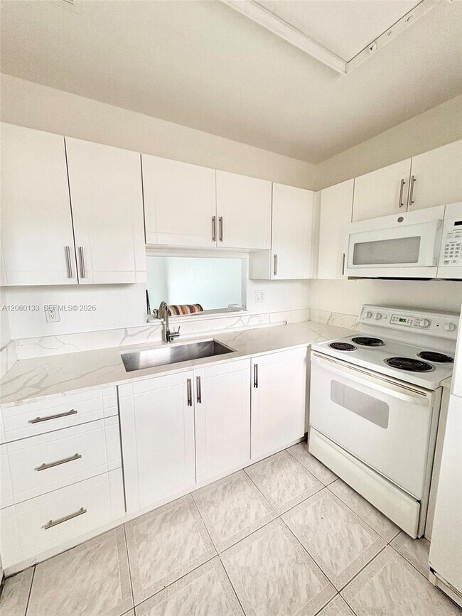 Building Photo - 5011 W Oakland Park Blvd