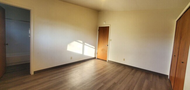 Building Photo - 805 1/2-920 1/2 Crist Dr