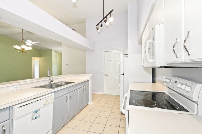 Building Photo - 11220 Hollander Ave