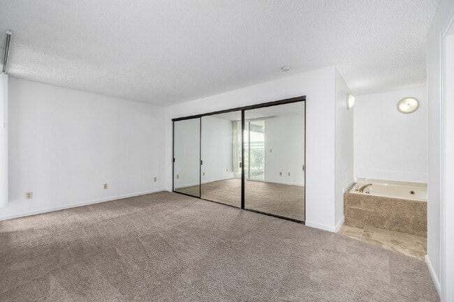 Building Photo - Updated and Stylish 1BDR/1BTH in the Eleven-One-Eleven Condominium Complex