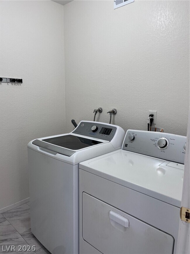 Building Photo - 3369 Medina Ct