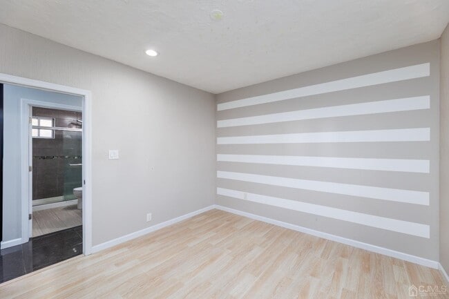 Building Photo - 52 Sharot St