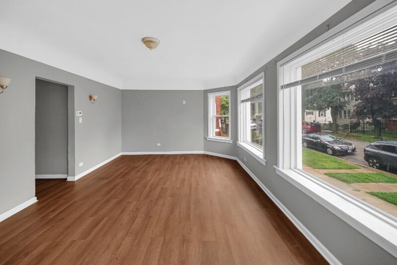 Building Photo - 1126 E 81st Pl