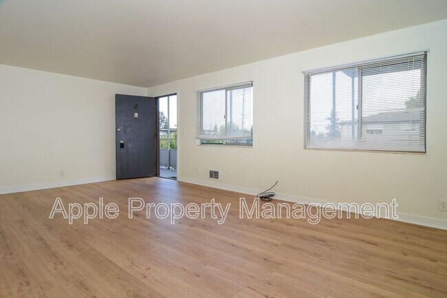 Building Photo - 9244 Greenwood Ave N