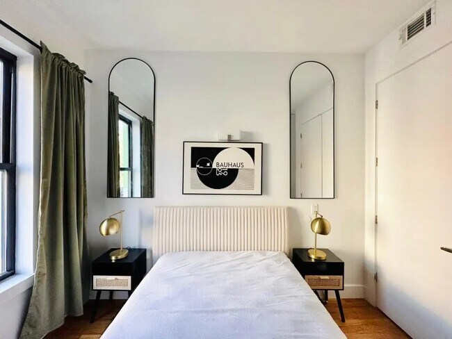 Building Photo - Furnished room/NOT APARTMENT