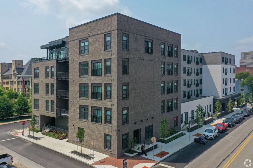 Building Photo - 409 Oak St