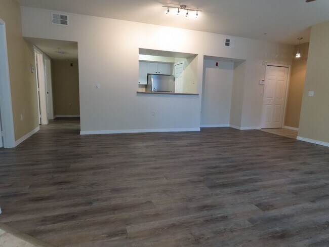 Building Photo - Orlando Park Central Gated Resort Style Co...