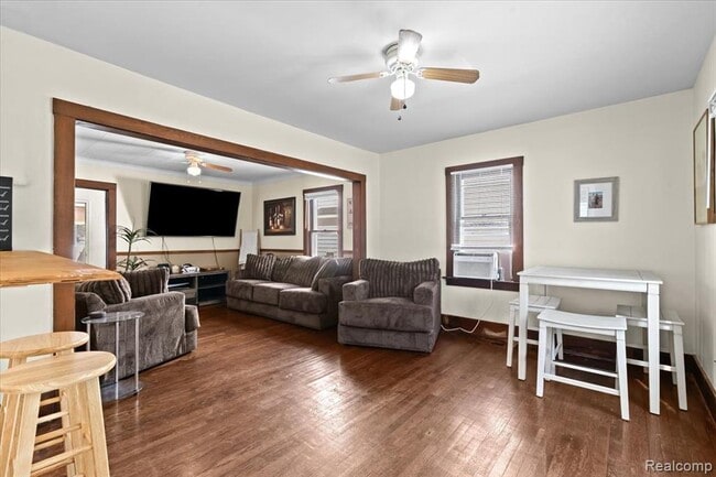 Building Photo - 423 Pingree Blvd