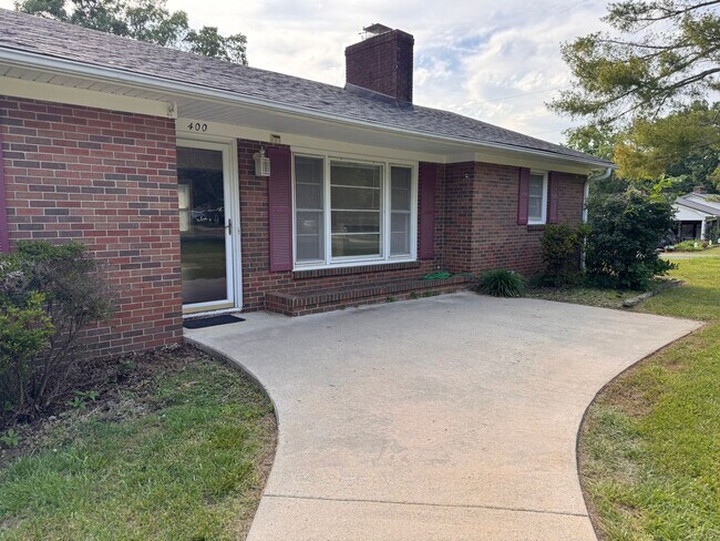 Building Photo - 3BR 1.5BA Brick Ranch in Lexington