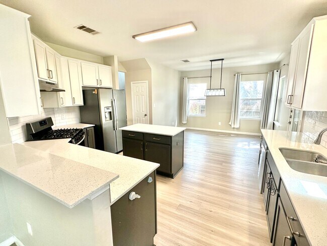 Building Photo - Stunning 4-Bedroom Home in the Desirable S...