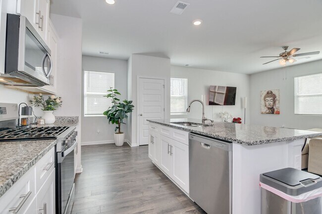 Building Photo - 4 Bedroom 3 Bathroom Two Story Home