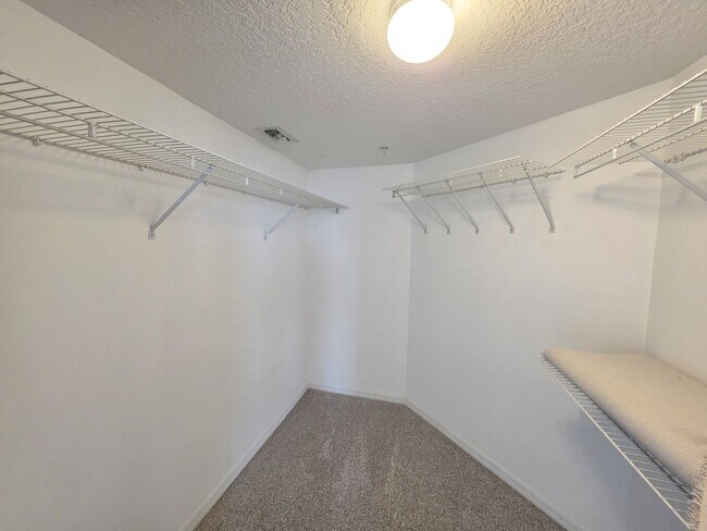 Building Photo - Beautiful Annual 7th floor Condo with Stunning Ocean Views 3/2