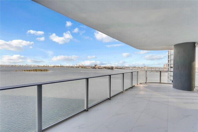 Building Photo - 700 NE 24th St