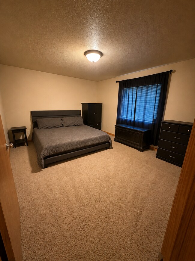 Building Photo - 4BR/2ba Tri-Level Home in Private West Side Neighborhood Near Sherman School