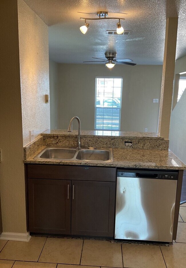 Building Photo - AVAILABLE NOW!