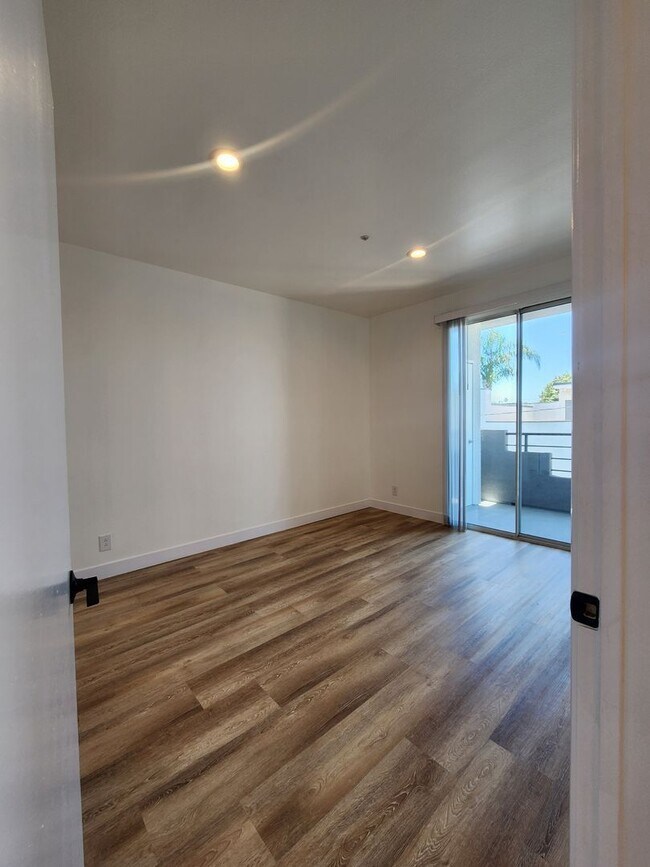 Building Photo - 14515 Dickens St