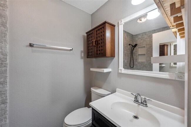Building Photo - 1153 Brookswood Ave