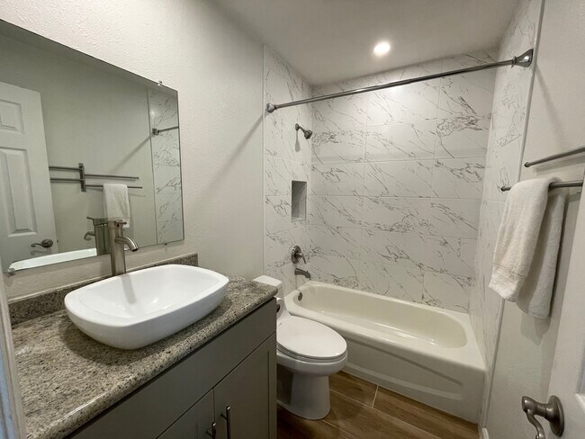 Building Photo - 5011 Starfish Dr SE