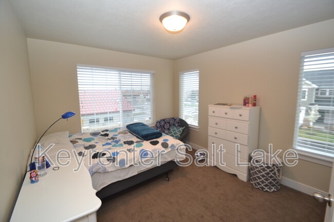 Building Photo - 1867 Trail Heights Dr