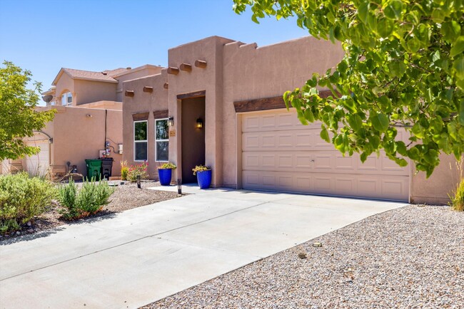 Building Photo - Single Story Beauty | Large Yard | 3 Bedro...