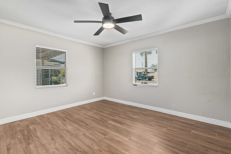 Building Photo - 527 E Whitton Ave