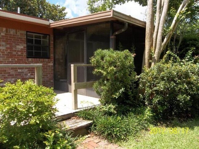 Building Photo - 623 Spencer Dr
