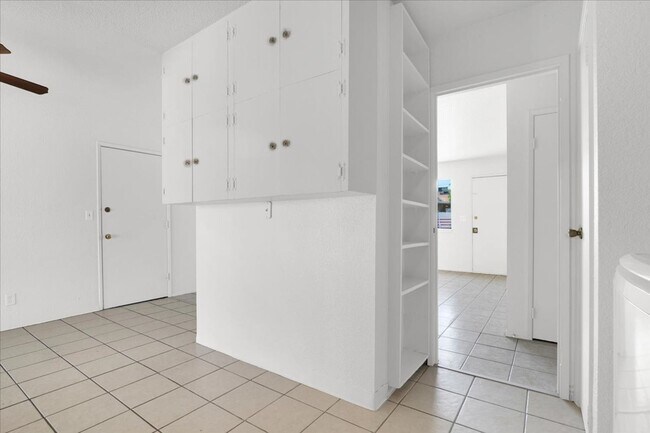 Building Photo - 2805 Sultana St